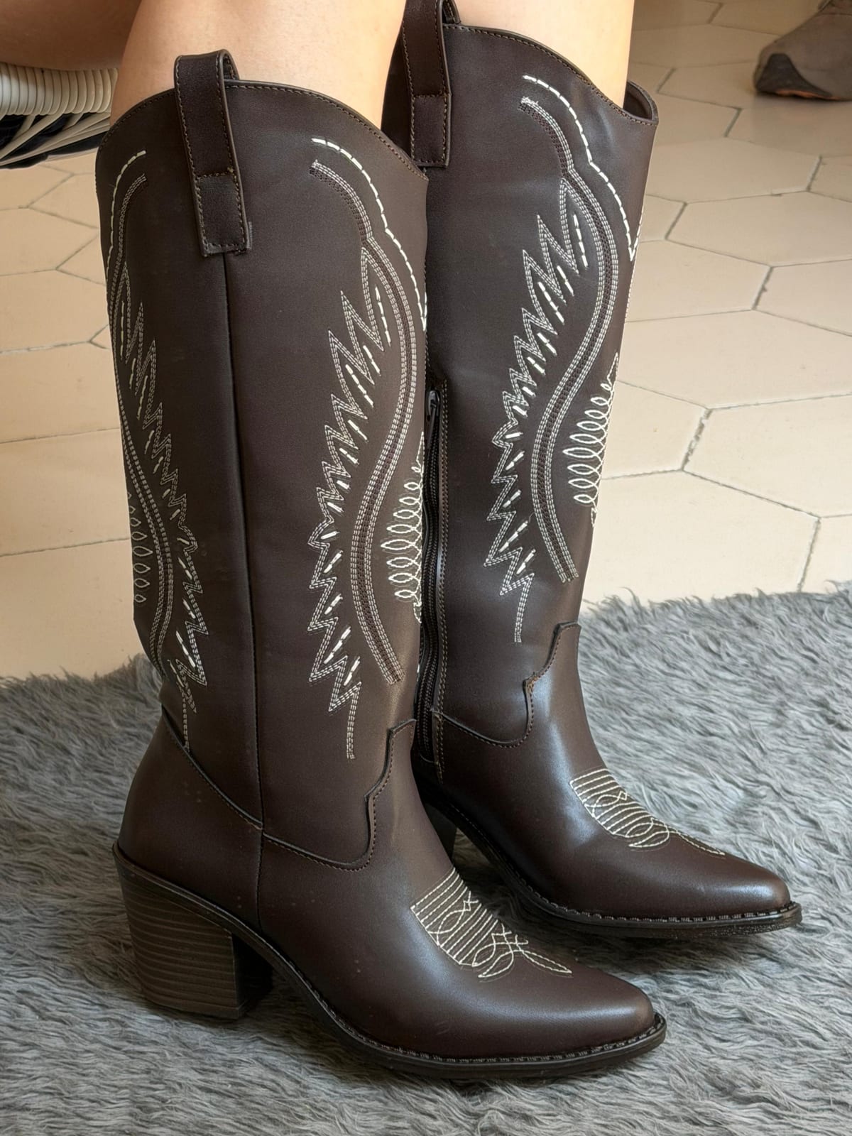 Bota vaquera alta bordado - Chocolate