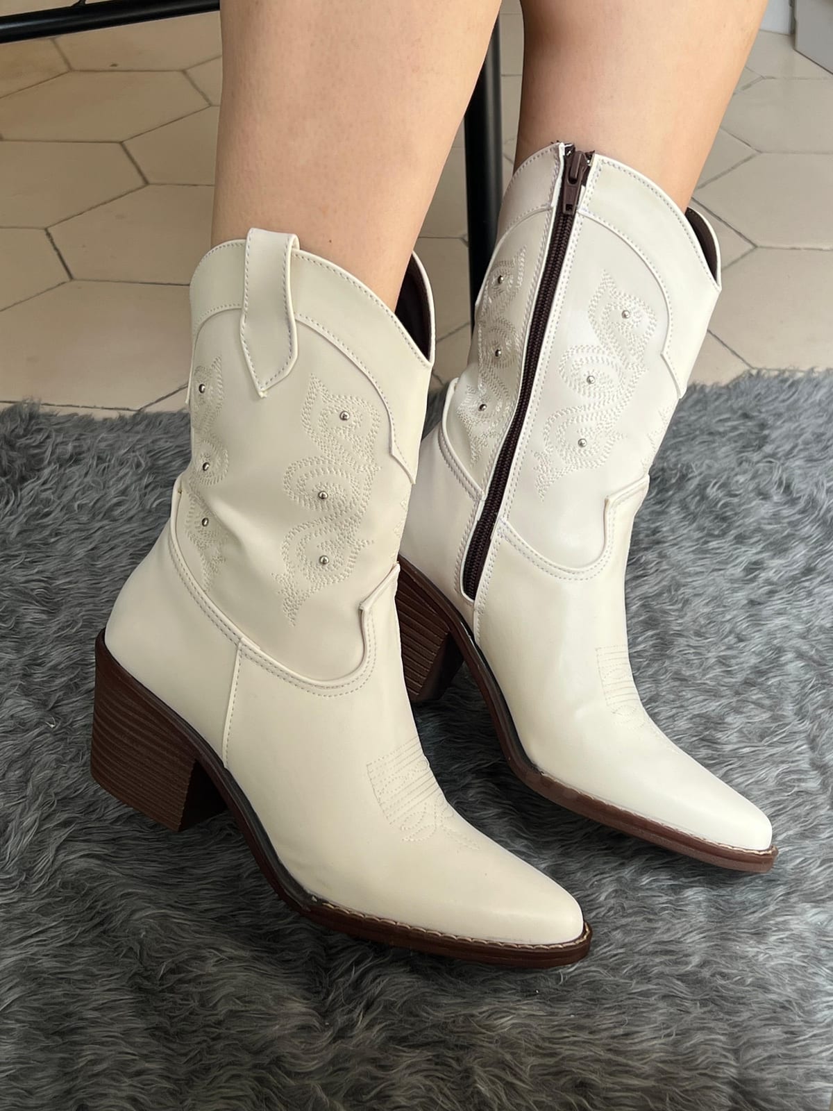 Bota vaquera mediana estoperoles - Latte