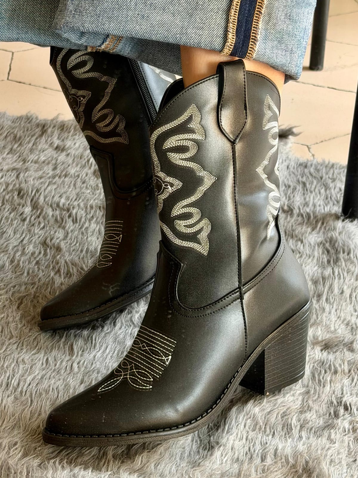 Bota vaquera mediana bordado - negro
